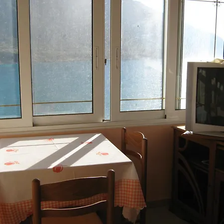 Beachfront - Sleeps 4 & Free Parking