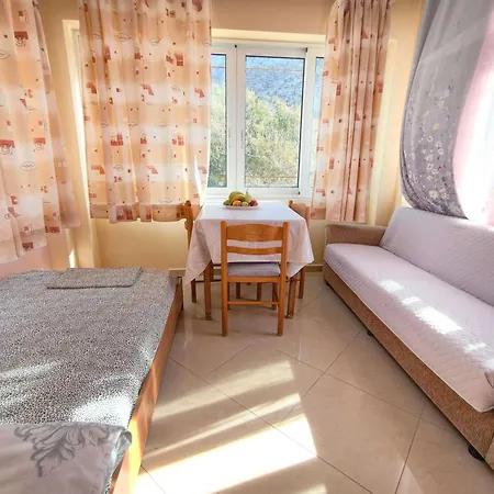 Beachfront - Sleeps 4 & Free Parking Arginonda
