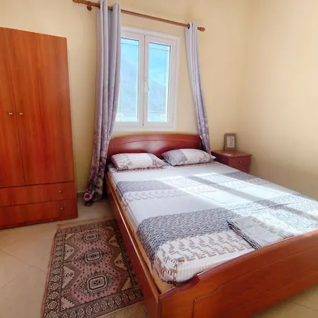 Beachfront - Sleeps 4 & Free Parking Arginonda