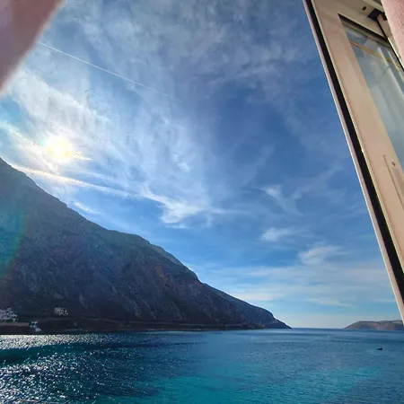 Beachfront - Sleeps 4 & Free Parking * Arginonda
