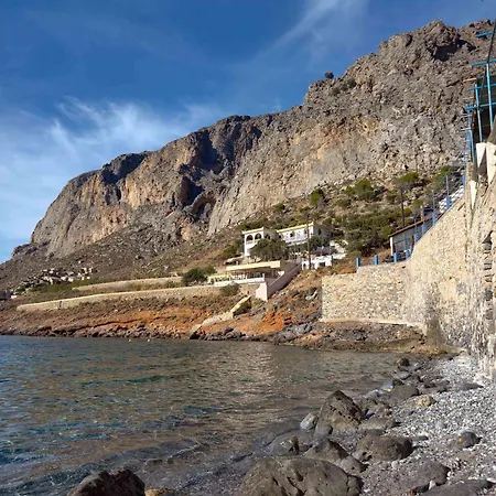 Beachfront - Sleeps 4 & Free Parking * Arginonda