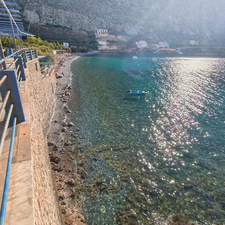 Beachfront - Sleeps 4 & Free Parking *