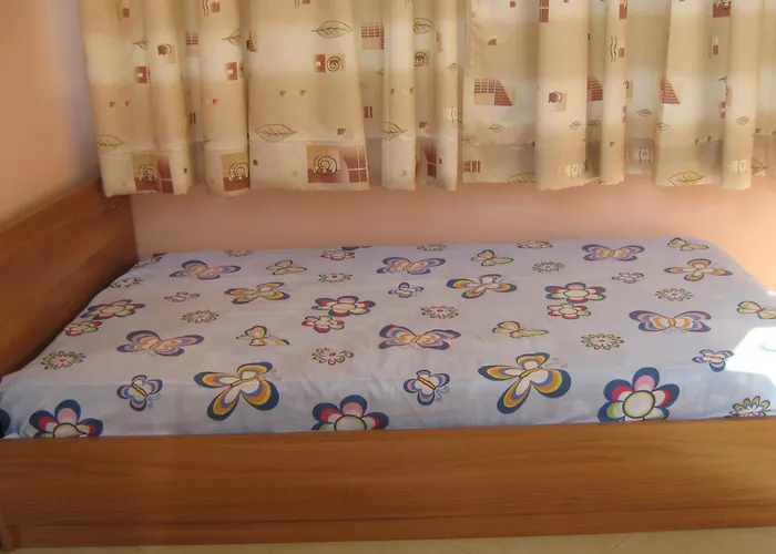 Beachfront - Sleeps 3 & Free Parking